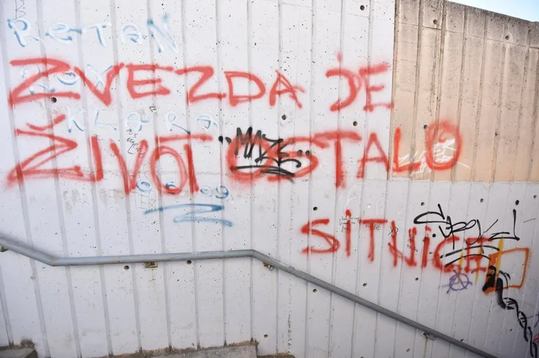 Šibenik: U naselju Meterize osvanuli grafiti Crvene zvezde