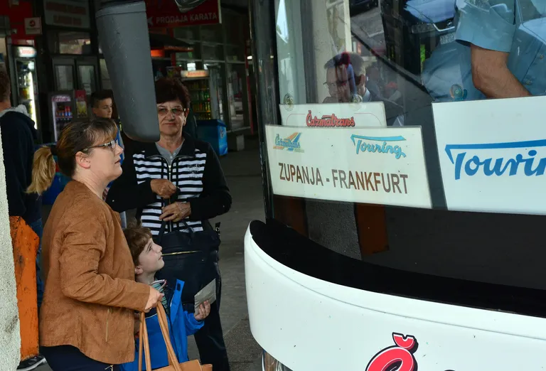S prvog perona autobusnog kolodvora svakoga dana u 13 sati odlaze autobusi puni očajnih Slavonaca