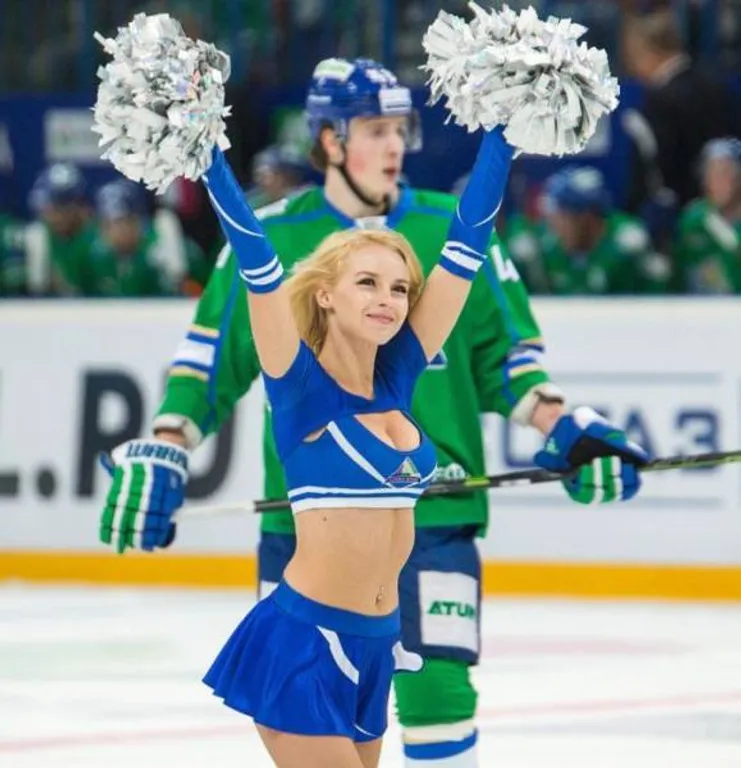 cheerleaders_are_the_reason_why_they_love_ice_hockey_in_russia_640_03