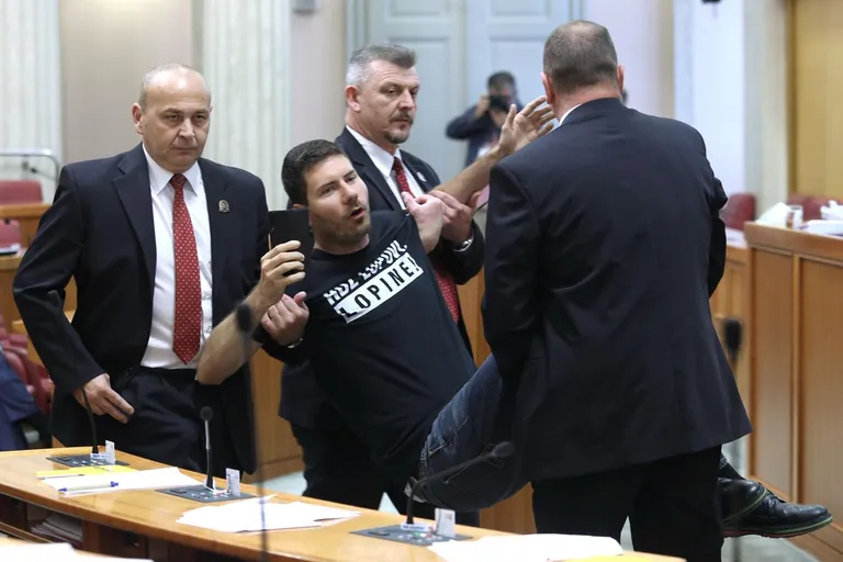 Zagreb: Ivan Pernar ponovno provokacijama izazvao izbacivanje iz sabornice