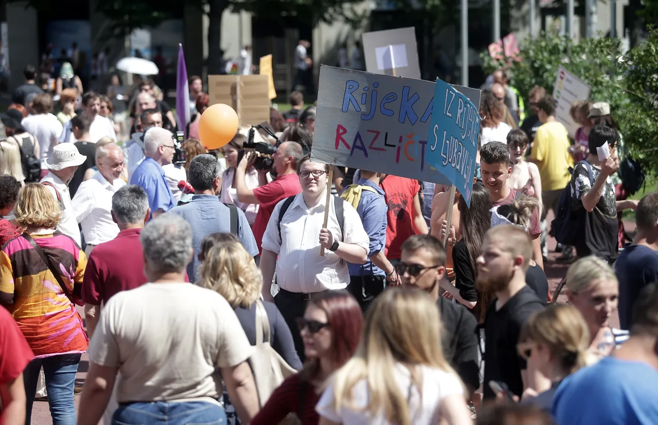 Povorka ponosa u Zagrebu: 'Isus liječi homofobiju', 'Psi laju, prajdovi prolaze', 'Have a gay day' i 'Samo ljubav'