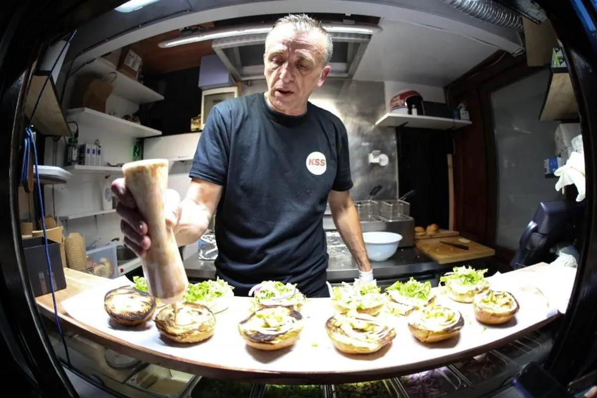 Otvoren novi burger bar iza kojeg stoji poznati hrvatski reper. Saznale smo sve o tome