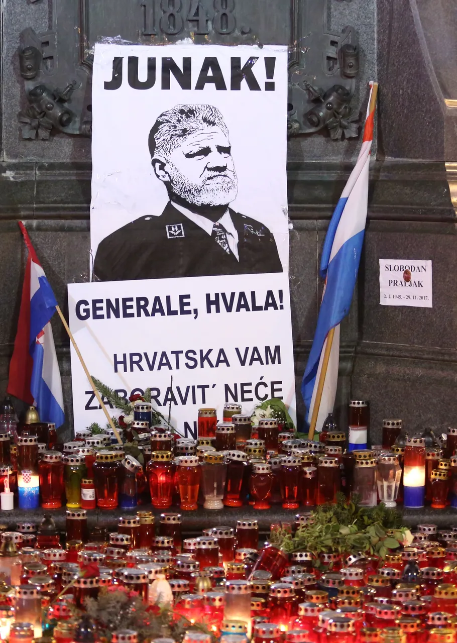 Zapaljene svijeće na Trgu bana Jelačića za preminulog generala Praljka