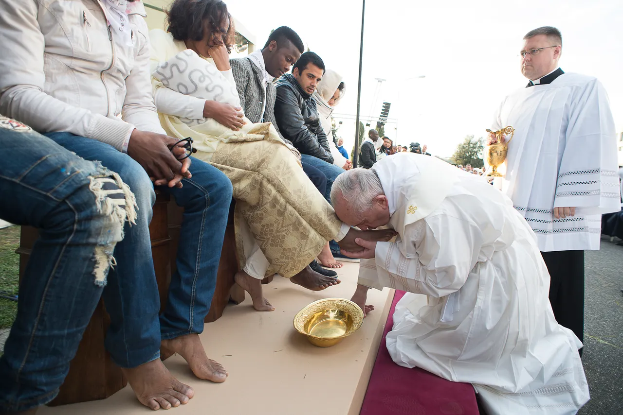 Papa Franjo izbjeglicama oprao i poljubio noge