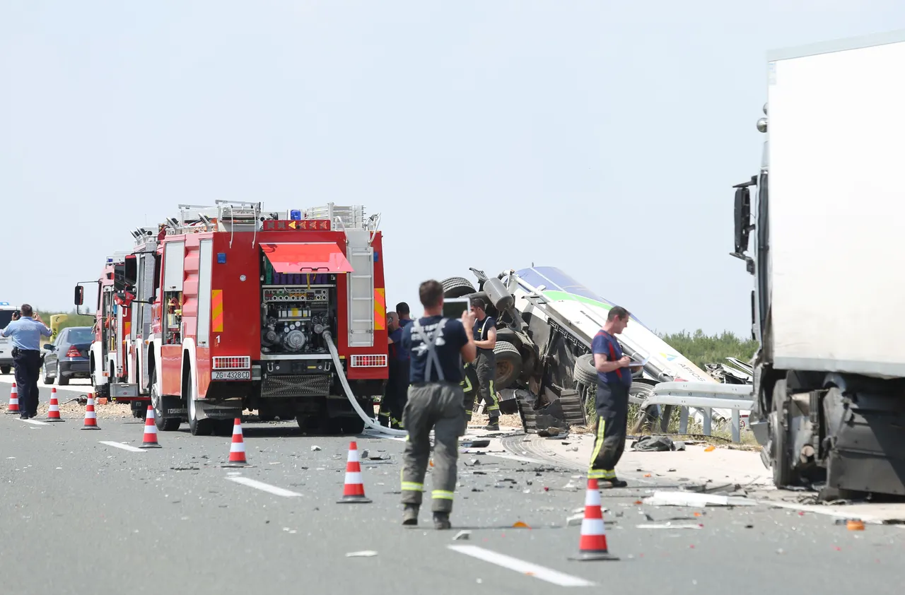 Cisterna s gorivom izletjela s autoceste nakon sudara s tegljačem