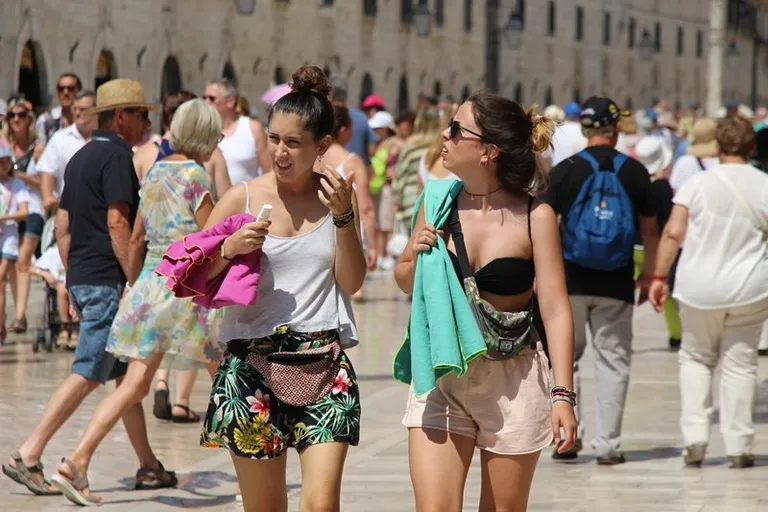Turisti središtem Dubrovnika šetaju bez majica