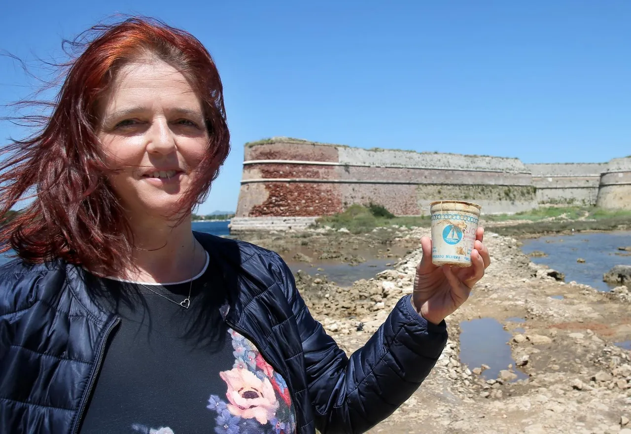Šibenik: Biciklist u moru pronašao plastičnu čašicu jogurta staru tridesetak godina