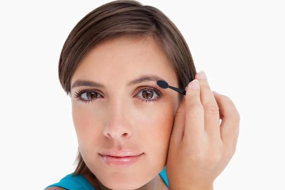 10 najboljih makeup trikova za osobe sa spuštenim kapcima