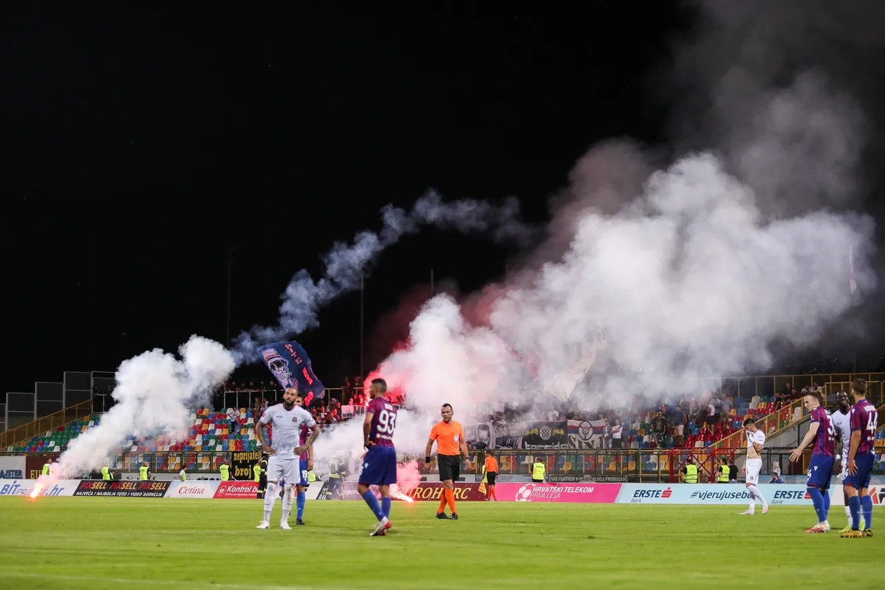 Velika Gorica: Bakljada Torcide na utakmici između Gorice i Hajduka