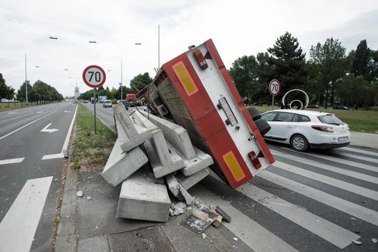 Velike gužve na jednoj od najprometnijih zagrebačkih avenija: prevrnuo se kamion pun betonskih blokova