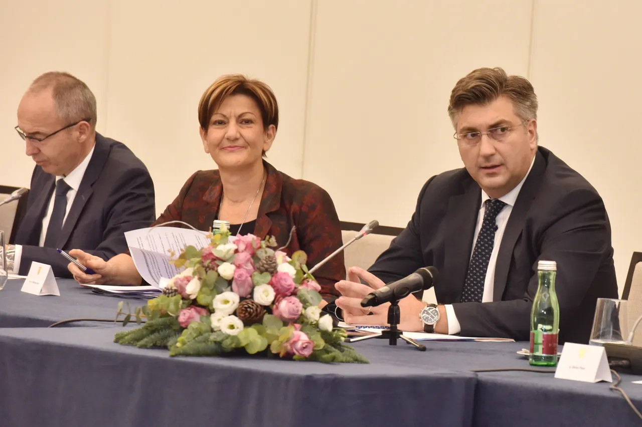 Šibenik: Plenković s ministrima na sastanku sa županima i predstavnicima gradova i općina