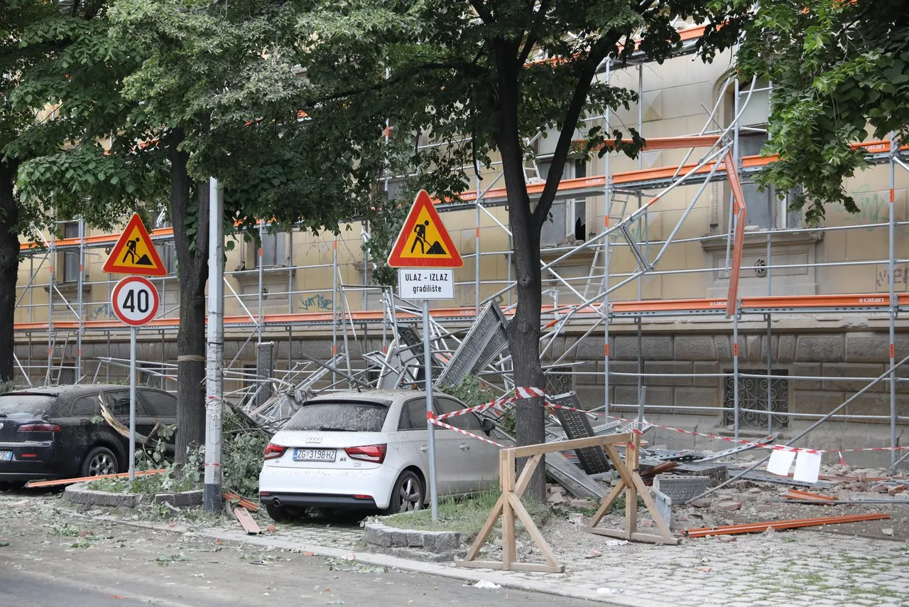 Skela i dio zgrade urušili se na automobile u Klaićevoj ulici