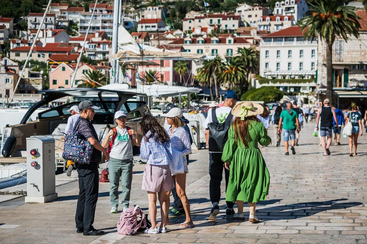 Turisti uživaju na Hvaru