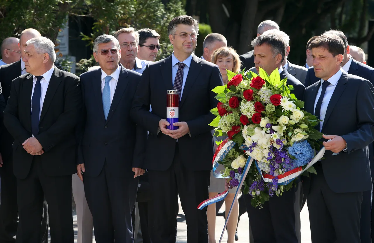 HDZ-ovci položili vijence na Tuđmanov grob povodom 28. obljetnice osnutka stranke