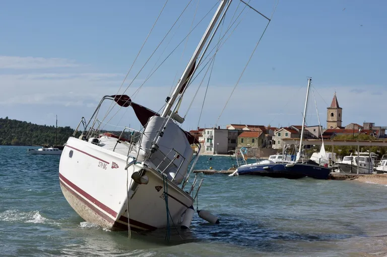 Orkansko jugo potopilo i oštetilo brodice i jedrilice u Pirovcu