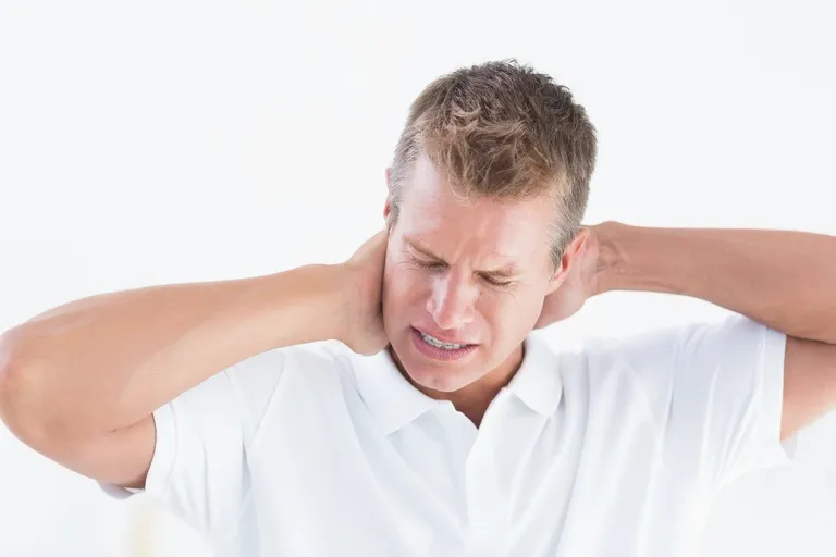 Bol u vratu može biti posljedica nečeg jednostavnog poput lošeg položaja u snu ili nečeg ozbiljnog poput meningitisa. Saznajte što sve može uzrokovati nelagodu.