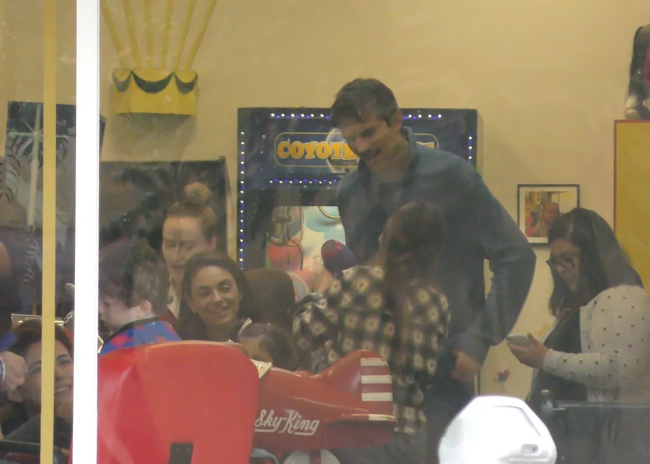Ashton Kutcher i Mila Kunis s djecom