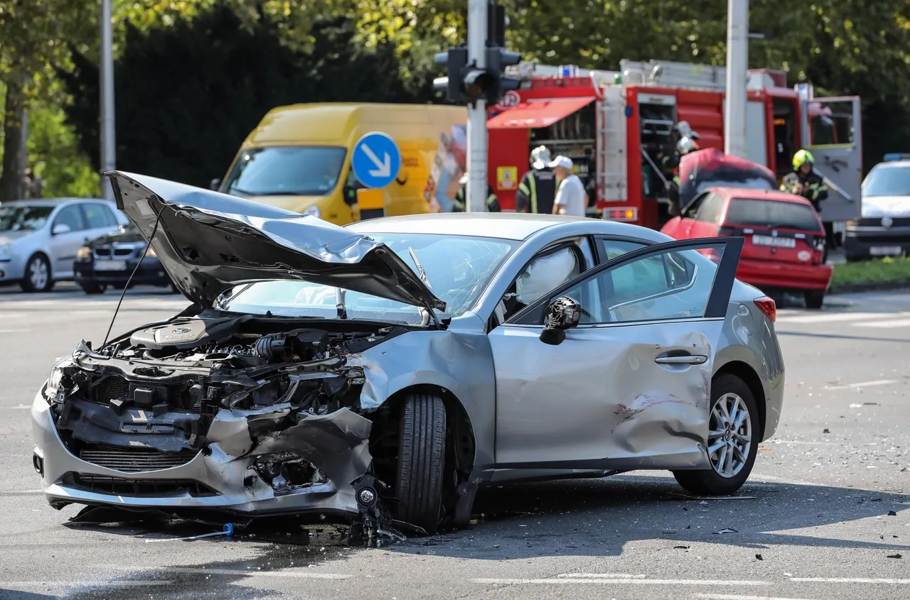 Sudar dva automobila u Dugavama