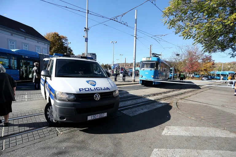 Žena pala pod tramvaj na Črnomercu