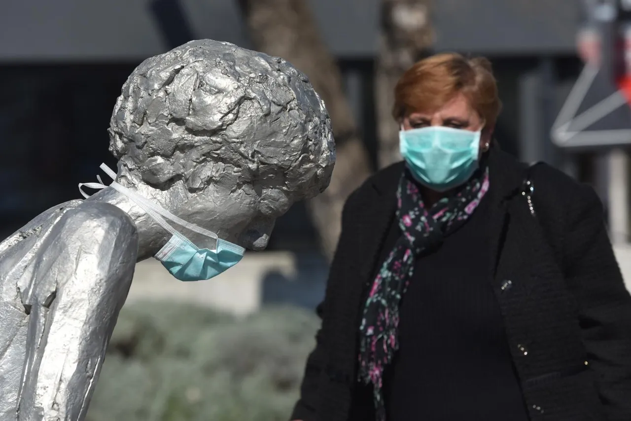 Šibenik: Spomenik Draženu Petroviću dobio masku za zaštitu od korona virusa