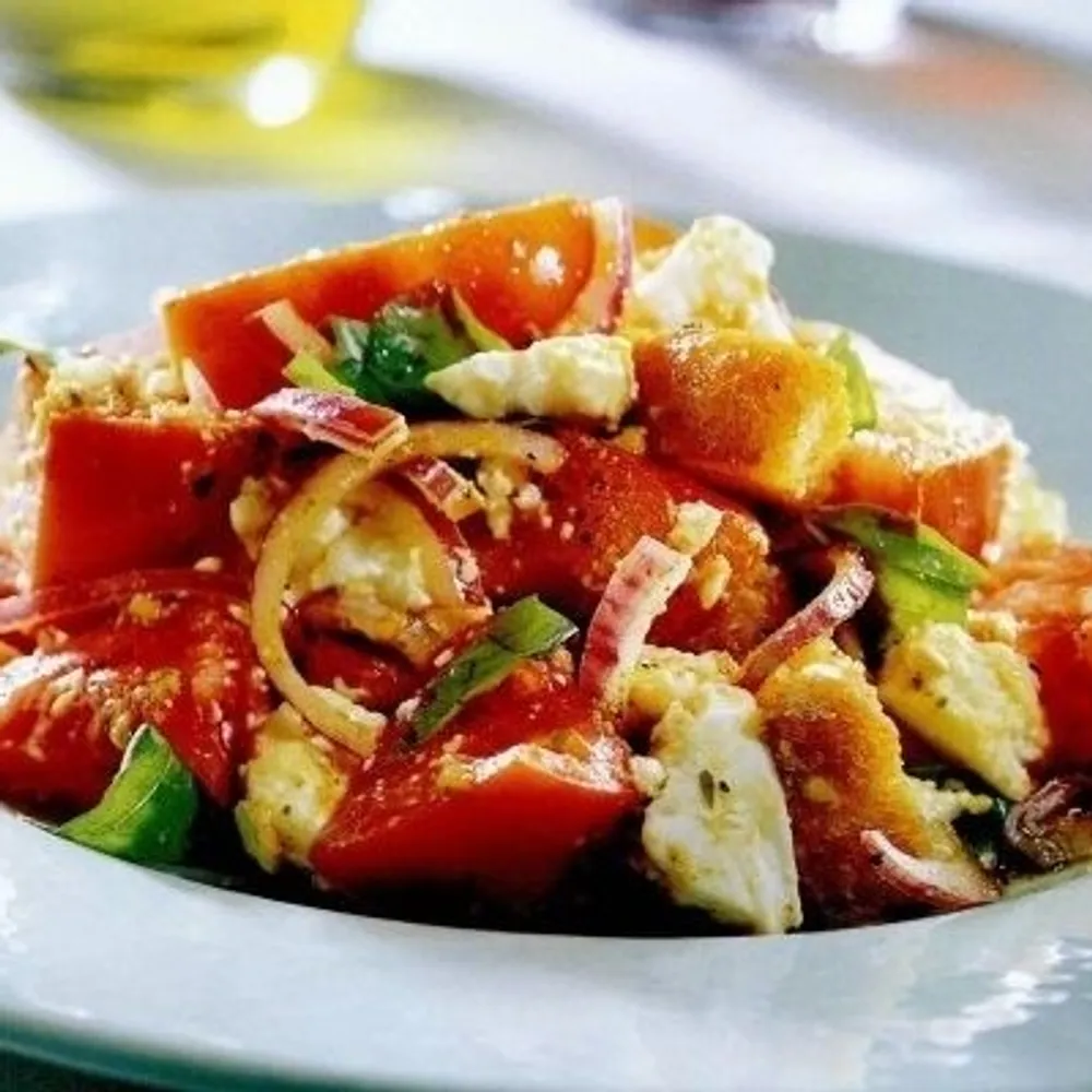 Salata od rajčica i kruha s pesto preljevom