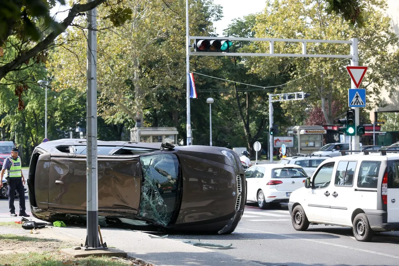 BMW završio na boku i na nogostupu