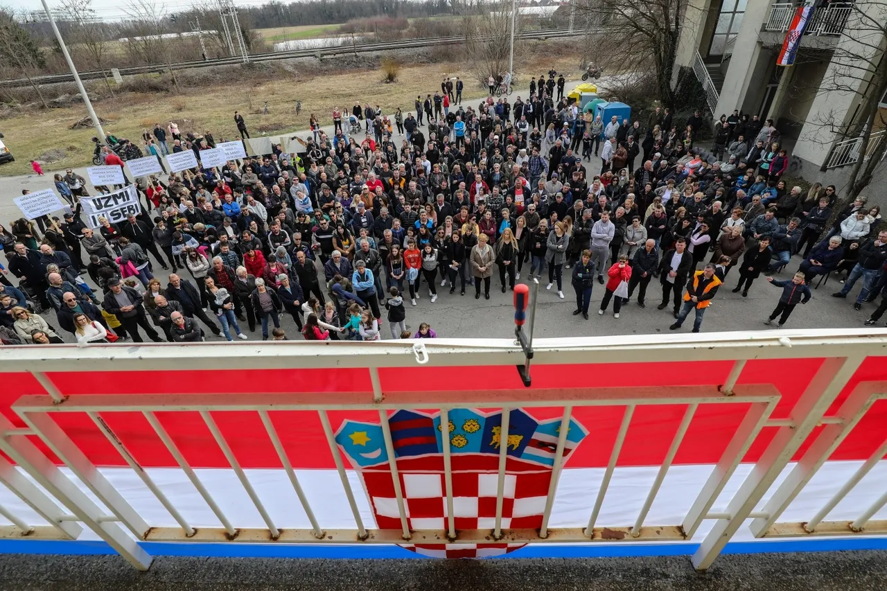 Stanovnici Petruševca prosvjedovali zbog doseljavanja Roma, Bandiću poručili: 'Kume, šaraj malo!'