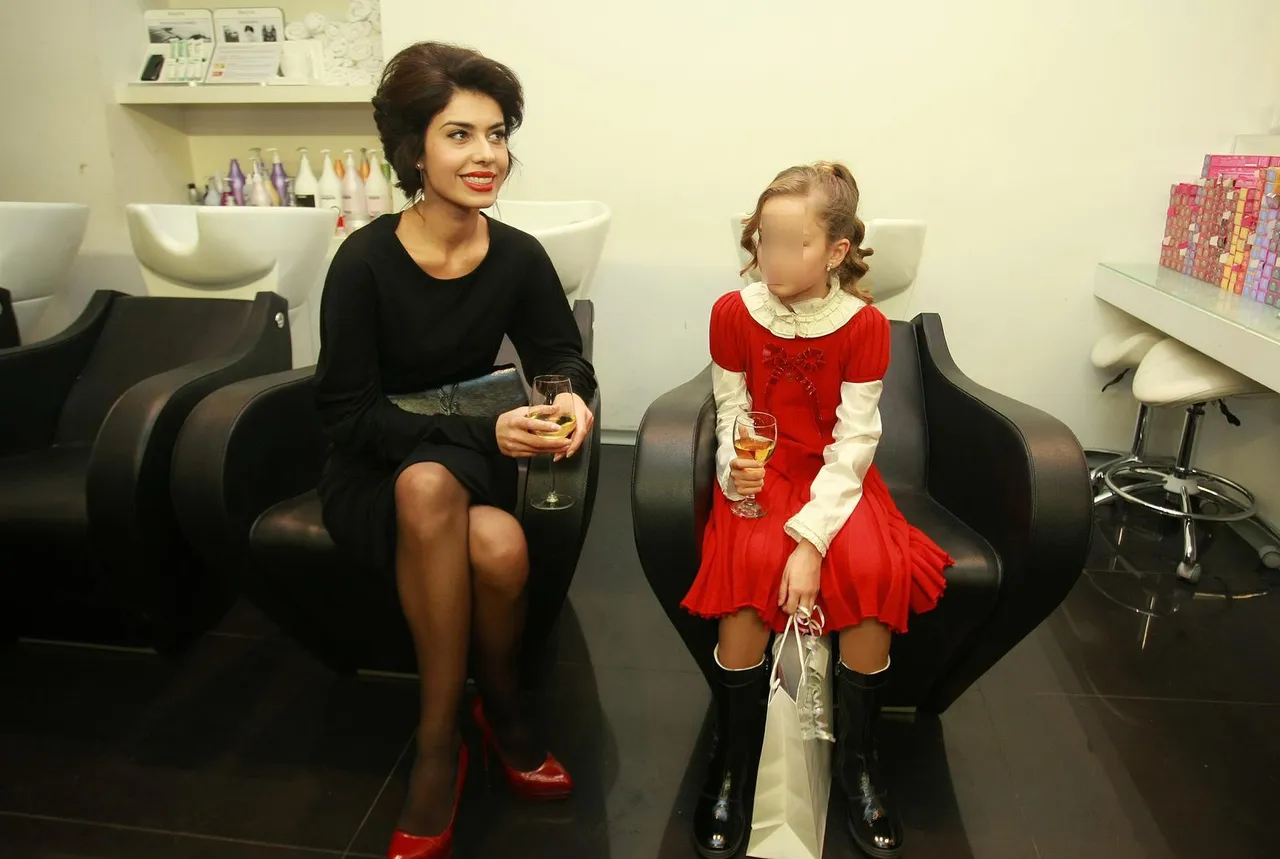 Poznati na božićnom domjenku u frizerskom salonu (17).jpg