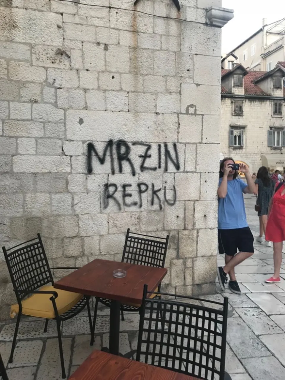 Kulturocid u Splitu: Stara jezgra grada gnjevno išarana porukama protiv HNS-a, Mamića, policije...
