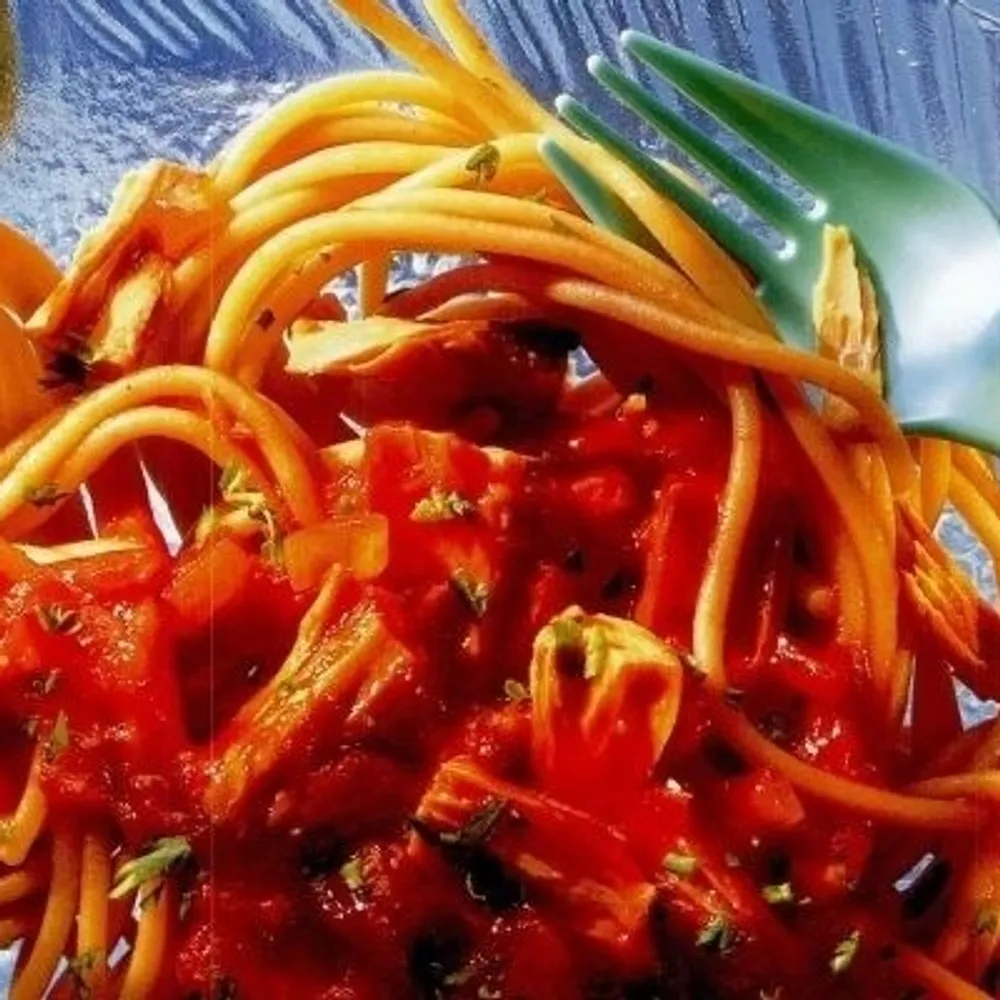 Špageti s umakom od tune i dagnji