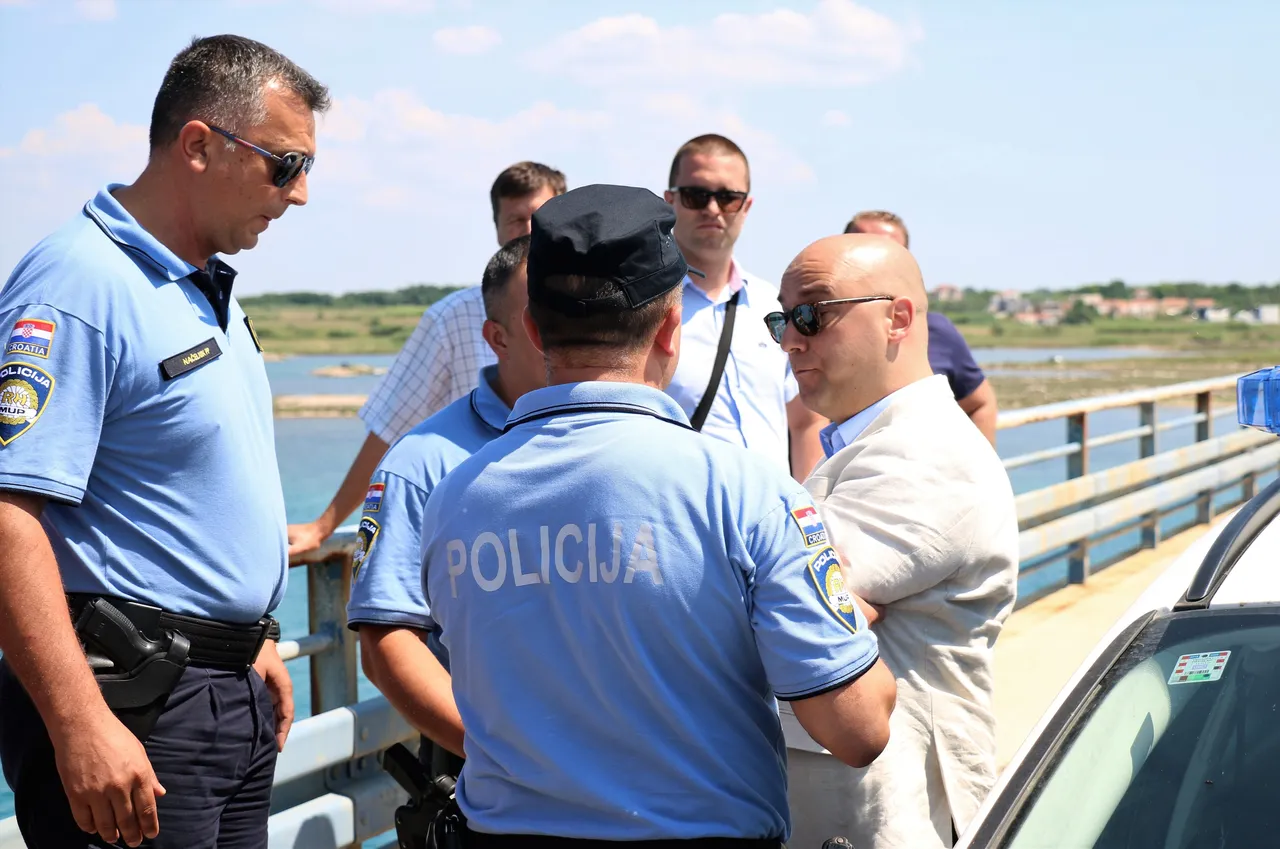 FOTO Napeta situacija na mostu: Policija privela načelnika općine Vir Kristijana Kapovića