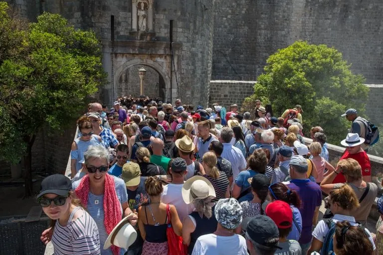 Dubrovnik: Zbog prevelikog broja turista blokiran ulaz u staru gradsku jezgru