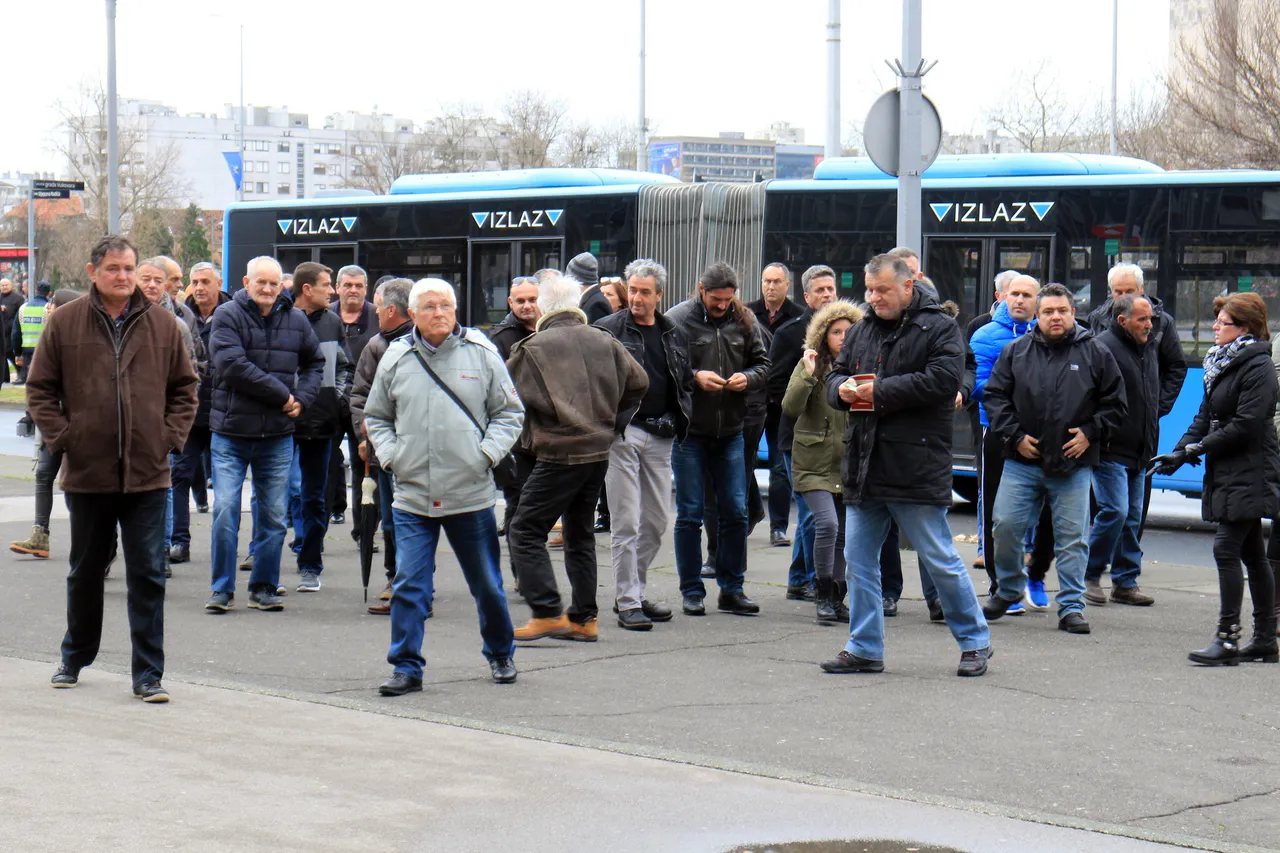 Brojni građani dolaze u Lisinski na komemoraciju za Slobodana Praljka