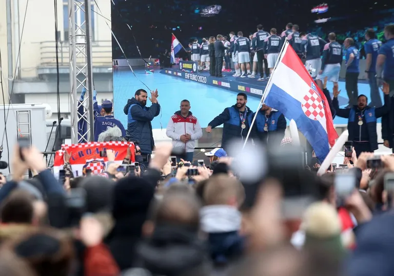Tisuće ljudi na zagrebačkom glavnom Trgu dočekale su srebrne kauboje: Atmosferu su zagrijali Zaprešić Boysi