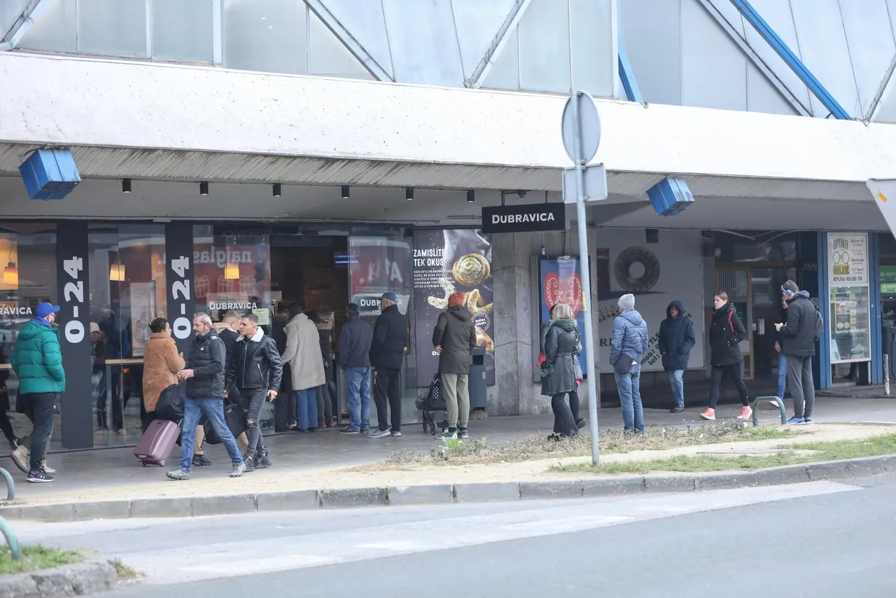 Gužve na Autobusnom kolodvoru ispred trgovine