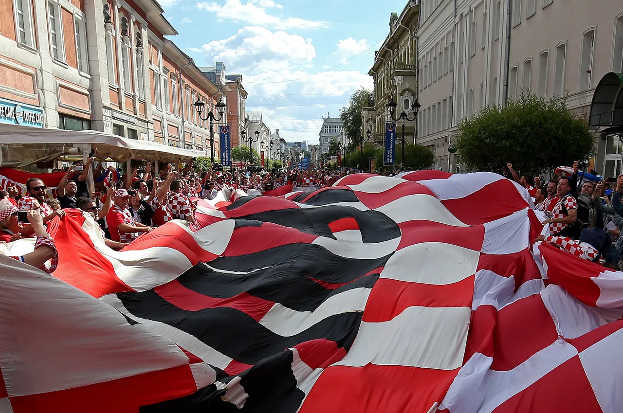 Divovska hrvatska zastava razvijena i u centru Nižnji Novgoroda