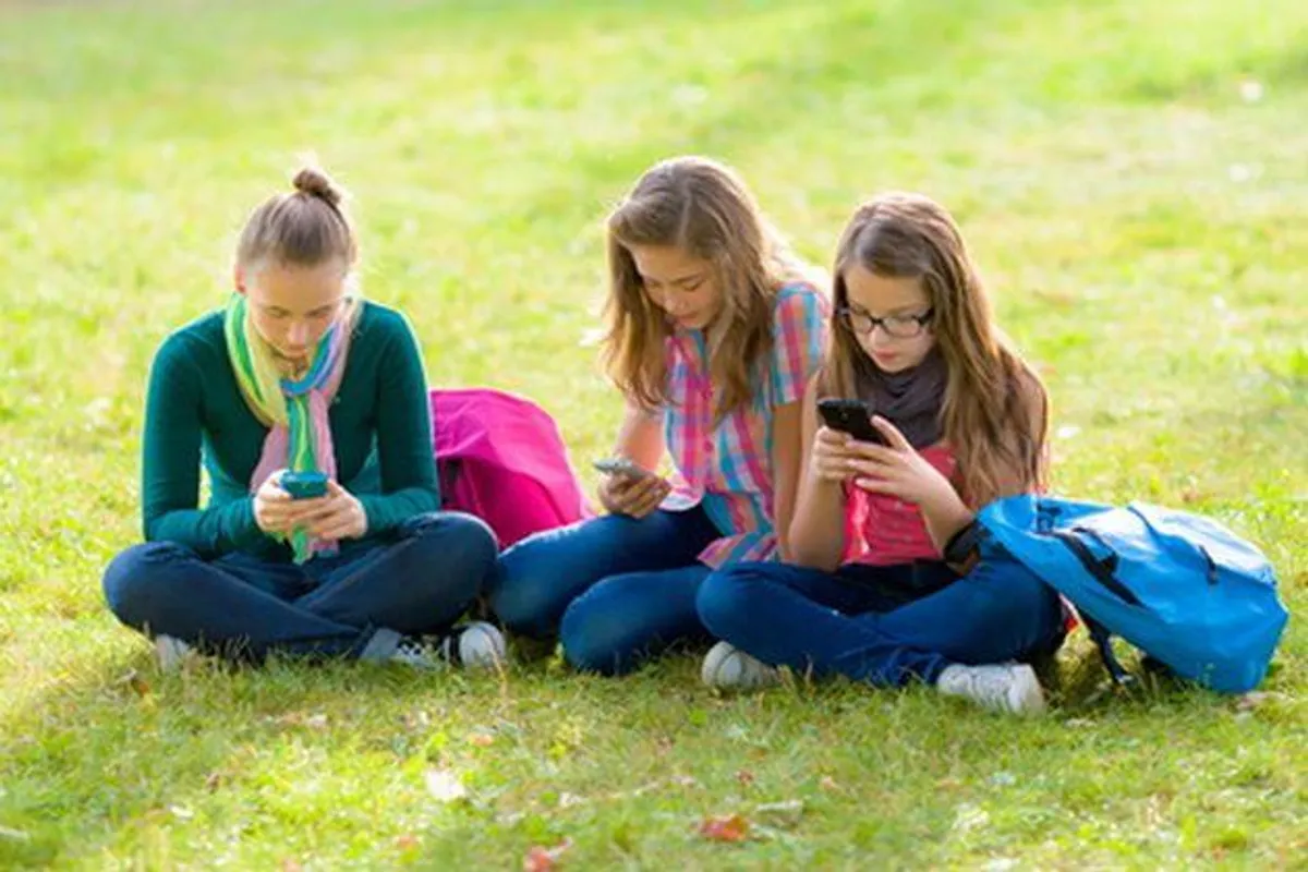 Tinejdžeri i mobiteli – gdje su granice?
