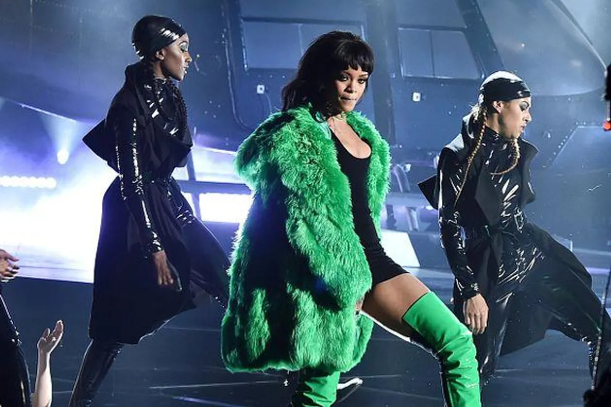 Rihanna u zelenoj bundi i minijaturnoj haljini zapalila publiku