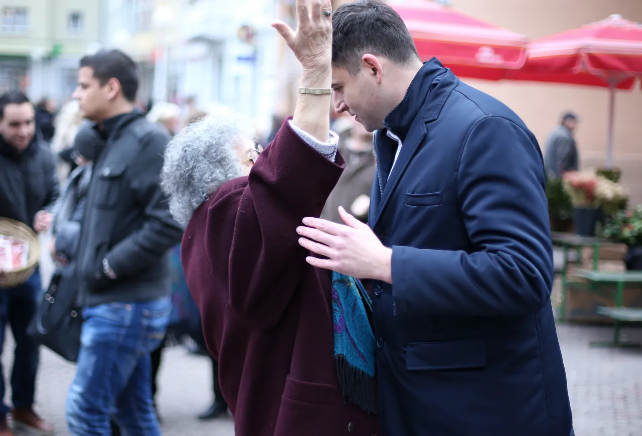 Gospođa oduševljena Davorom Bernardićem nije odoljela te ga zagrlila