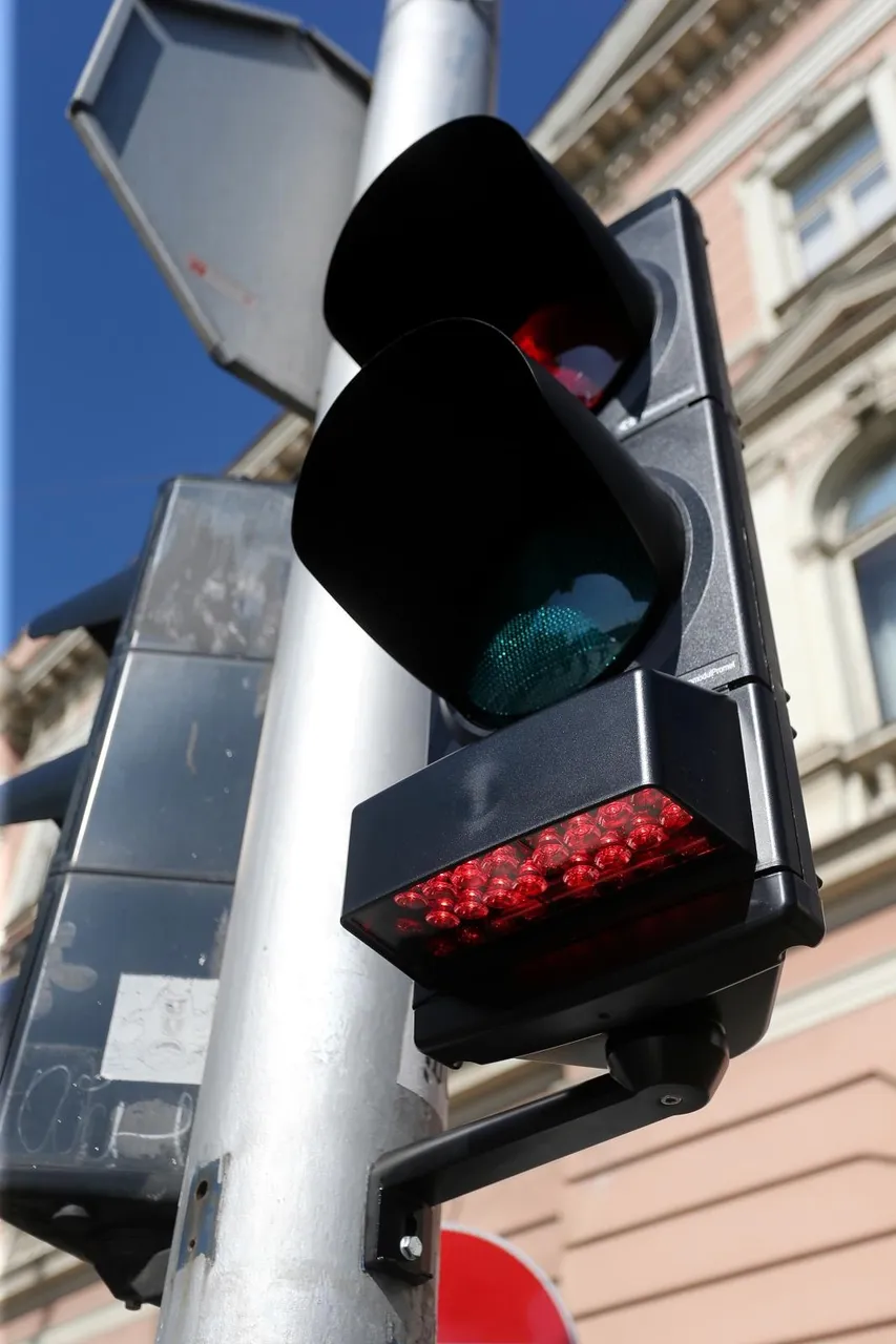 U Zagrebu postavljen semafor koji pješake zadubljene u ekran mobitela upozorava na crveno