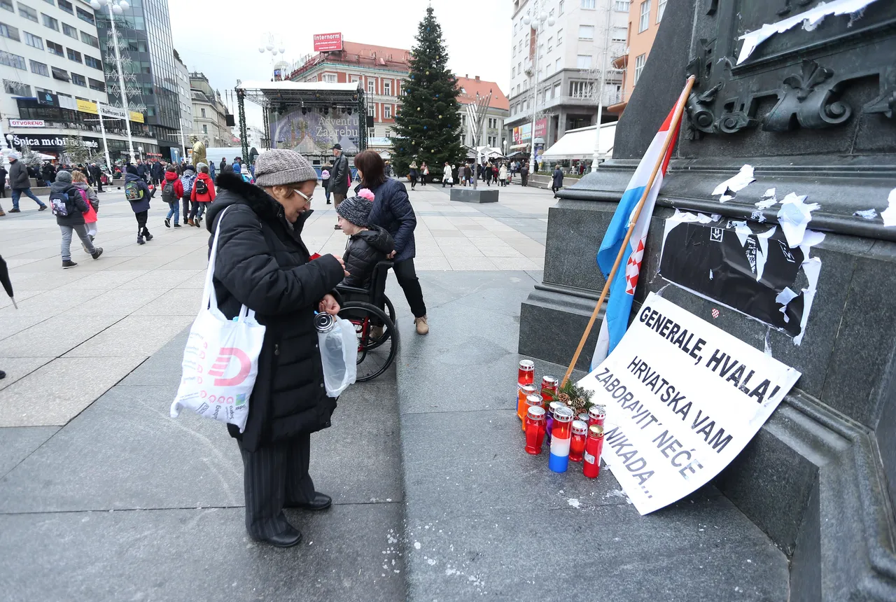 Građani i dalje ostavljaju i pale svijeće u spomen na generala Slobodana Praljka