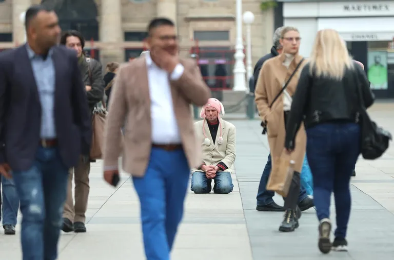 Zagreb: S dječjom Biblijom u rucio molio se na koljenima nasred Trga bana Josipa Jelačića