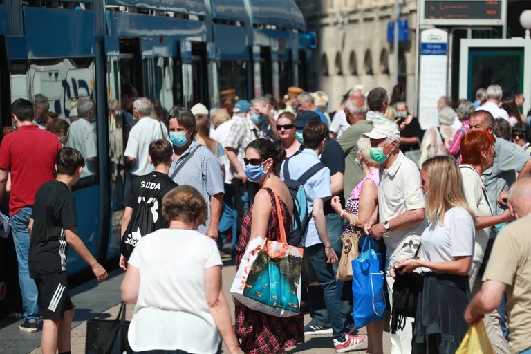Ogromna gužva ispred tramvaja: Hrvatska danas po prvi put ima više od 100 novozaraženih, a mjere se ne poštuju
