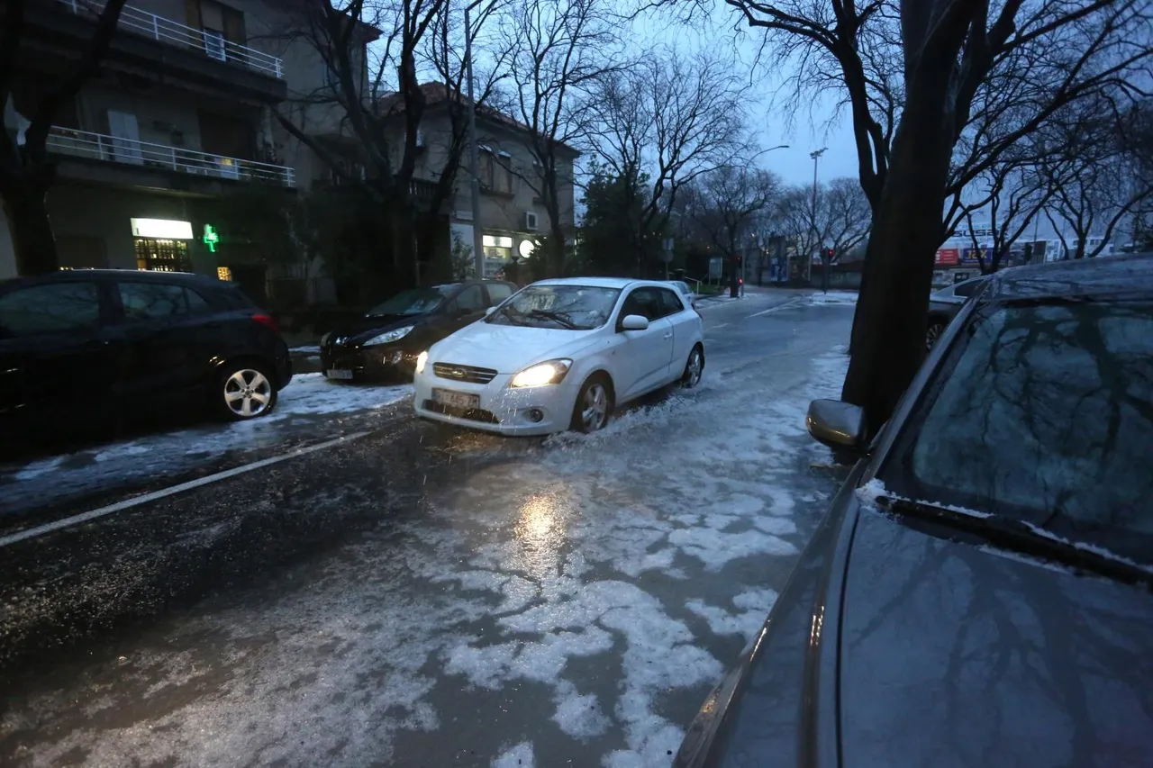 U Rijeci grmljavinsko nevrijeme praćeno susnježicom prouzročilo manje zastoje u prometu