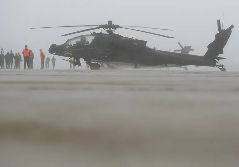 U 91. zrakoplovnoj bazi HRZ-a u vojarni "Pukovnik Marko Živković" na Plesu potpredsjednik Vlade i ministar obrane Damir Krstičević i veleposlanik SAD-a Robert Kohorst sa suradnicima, obišli su skupinu helikoptera tipa AH-64 Apache.
