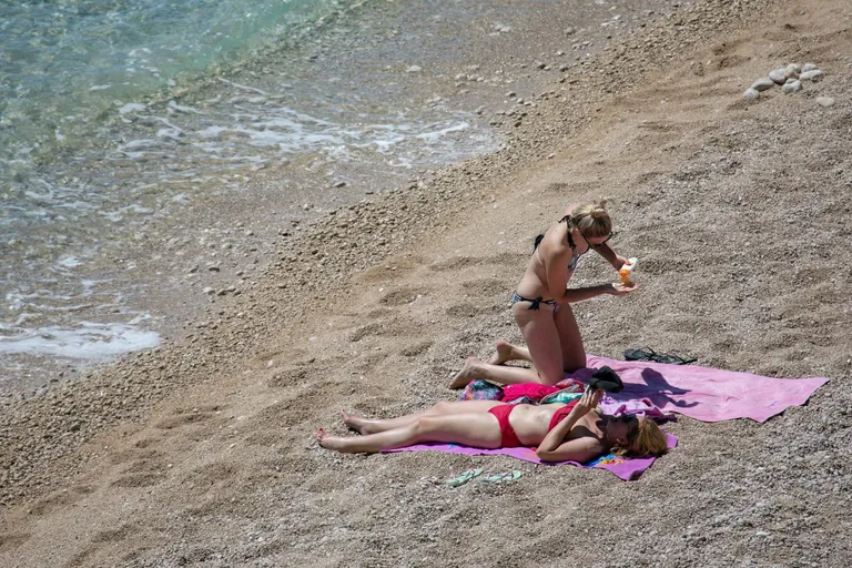 Sunce je izmamilo i Dubrovčane na plažu: Pravi ljeti dan u Dubrovniku