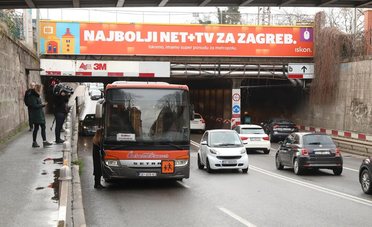 Autobus zaglavio u podvožnjaku u Zagrebu 