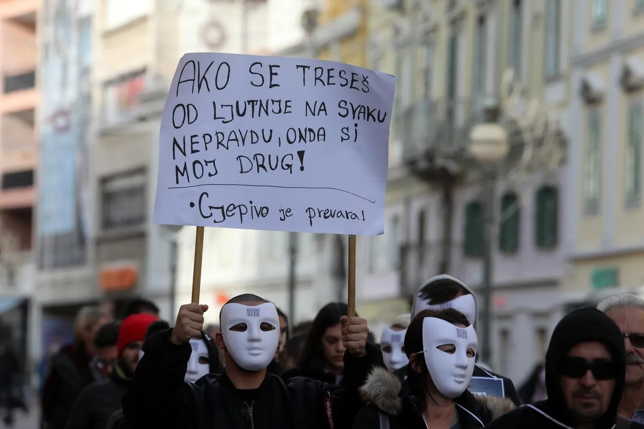 Rijeka: Prosvjedna šetnja Korzom grupe građana kojom se protive mjerama Vlade i Kriznog stožera