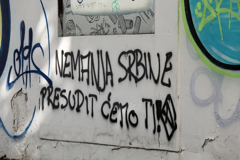 Prijeteći grafit umjetniku zbog zvijezde petokrake: 'Nemanja, Srbine, presudit ćemo ti'
