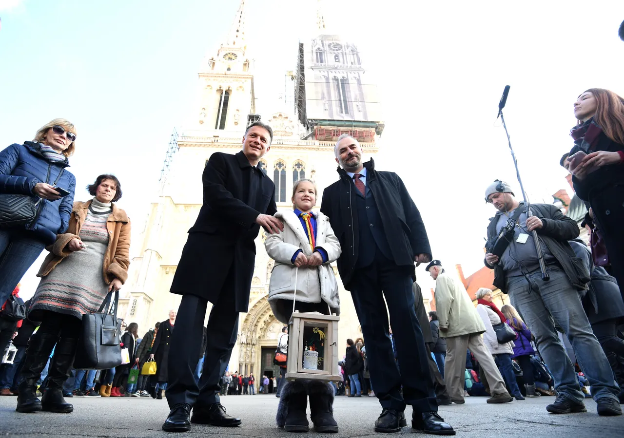 Izviđači u društvu Gordana Jandrokovića donijeli Betlehemsko svjetlo mira u katedralu